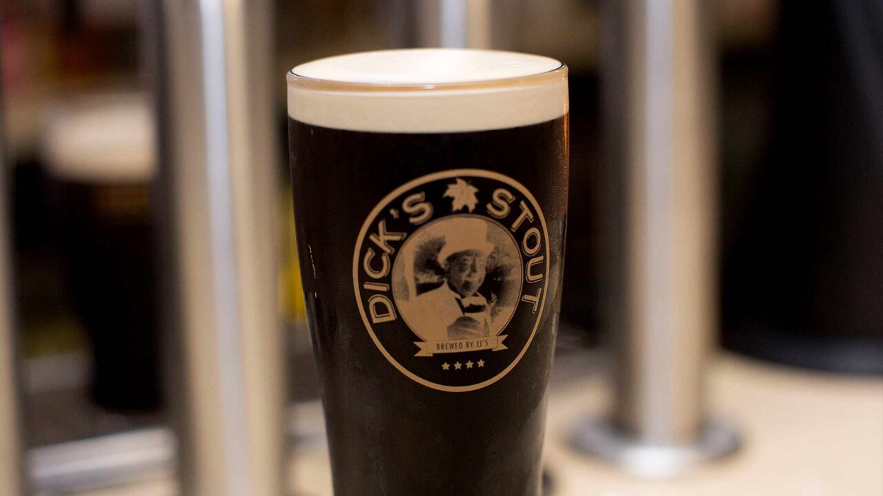 Dicks Bar is a popular spot for guests and locals alike and is the ideal place to wind down in the evenings or enjoy a pre- or post-dinner drink.