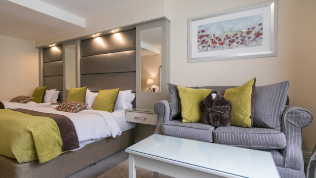 business guest room_