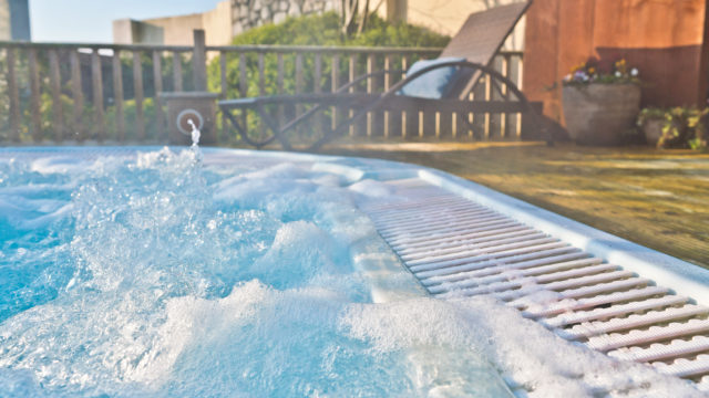 tub close up revas spa 1920 x 1080_